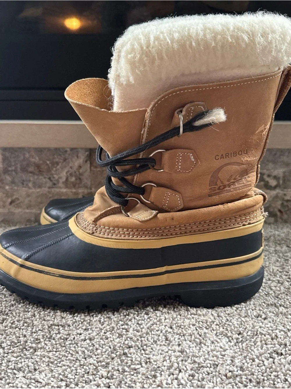 Sorel Caribou Men’s Size 8 Winter Boot in Tan and Black Frayed Laces but EUC